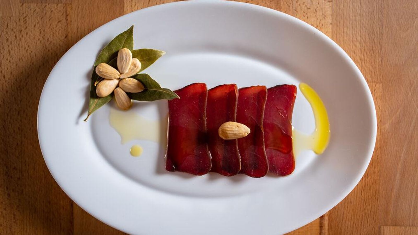 Mojama, almendras y aceite de oliva virgen extra