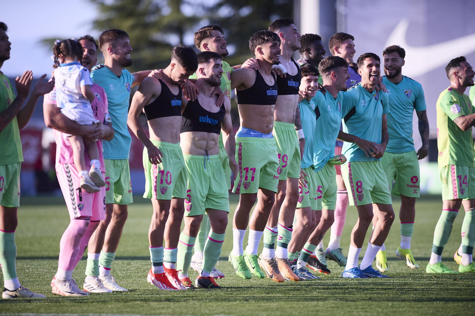 El comunión del malaguismo y la afición: Fiesta final en el Cerro del Espino