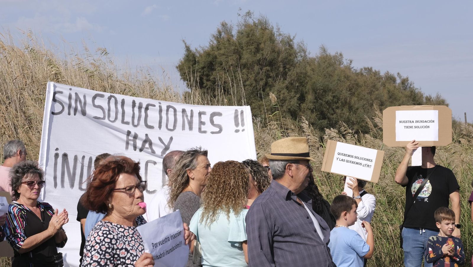 Los vecinos de Costacabana se manifiestan por el arreglo de su rambla, en imágenes