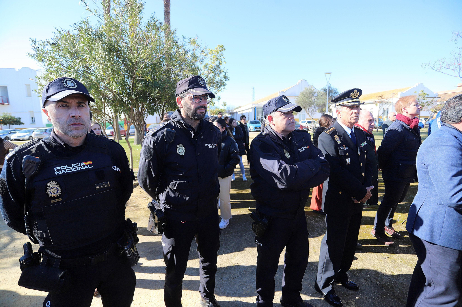 Imágenes del minuto de silencio guardado en la Universidad de Huelva en memoria de los estudiantes fallecidos en el incendio
