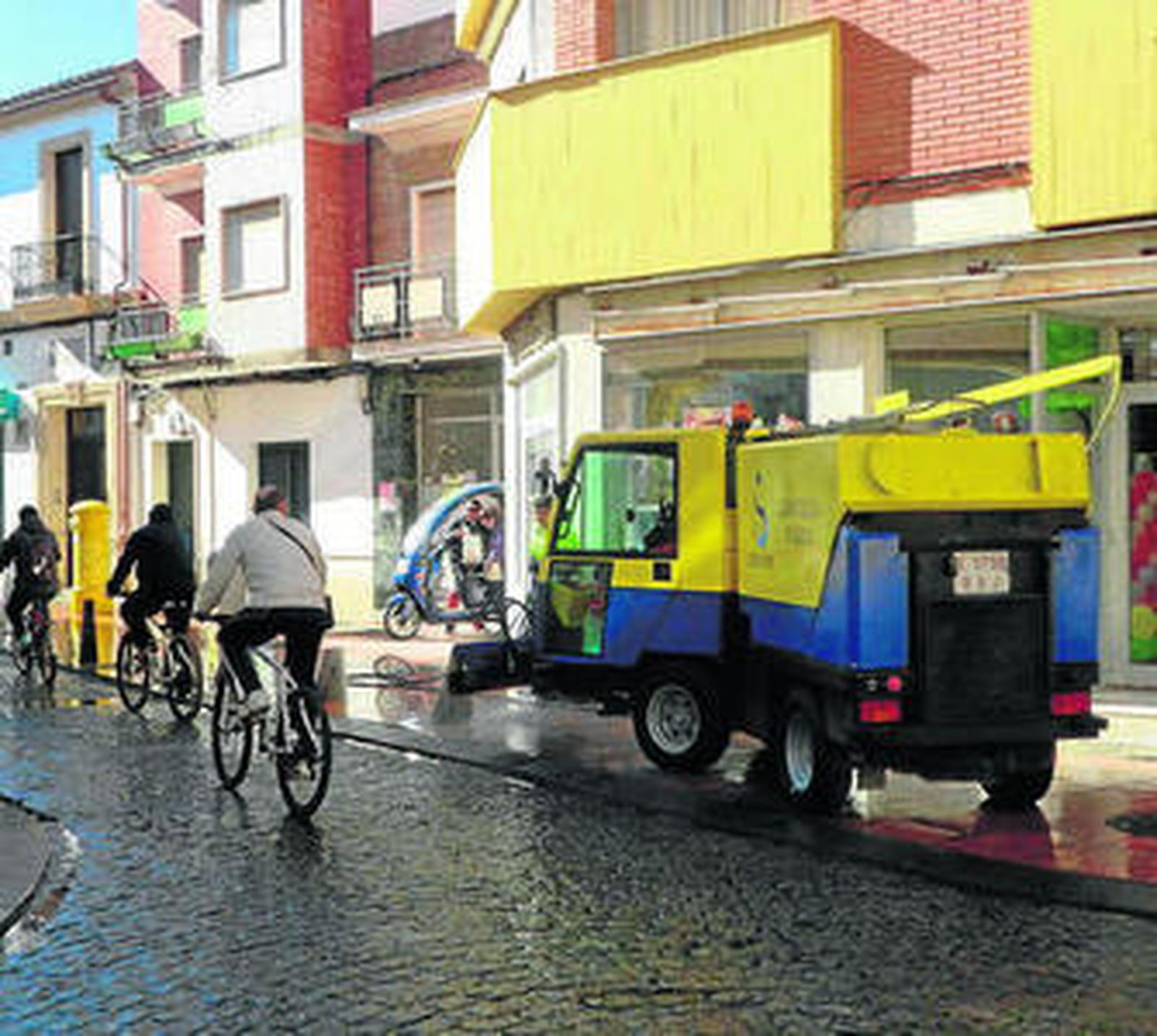 Operarios de Fepamic durante uno de sus servicios.