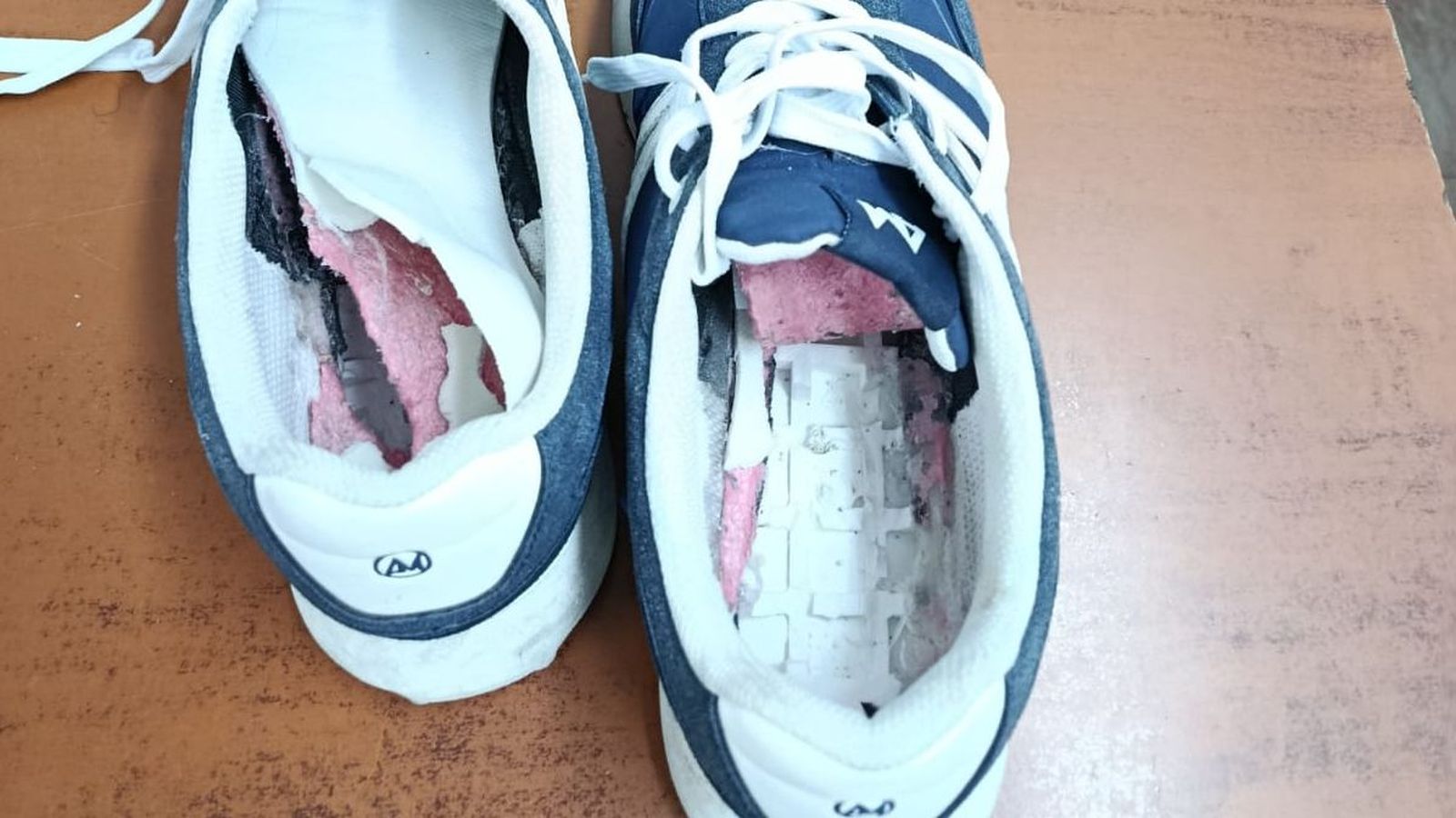 Zapatillas utilizadas por familiares de presos para introducir sustancias prohibidas en la cárcel.