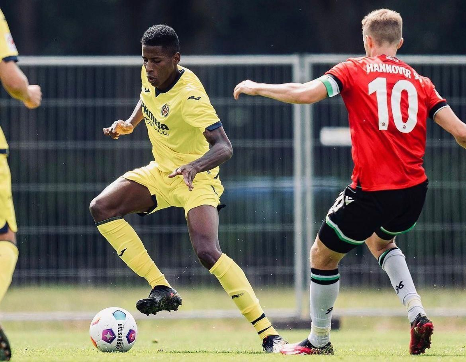 Liberman Torres controla el balón durante un partido del Villarreal B.