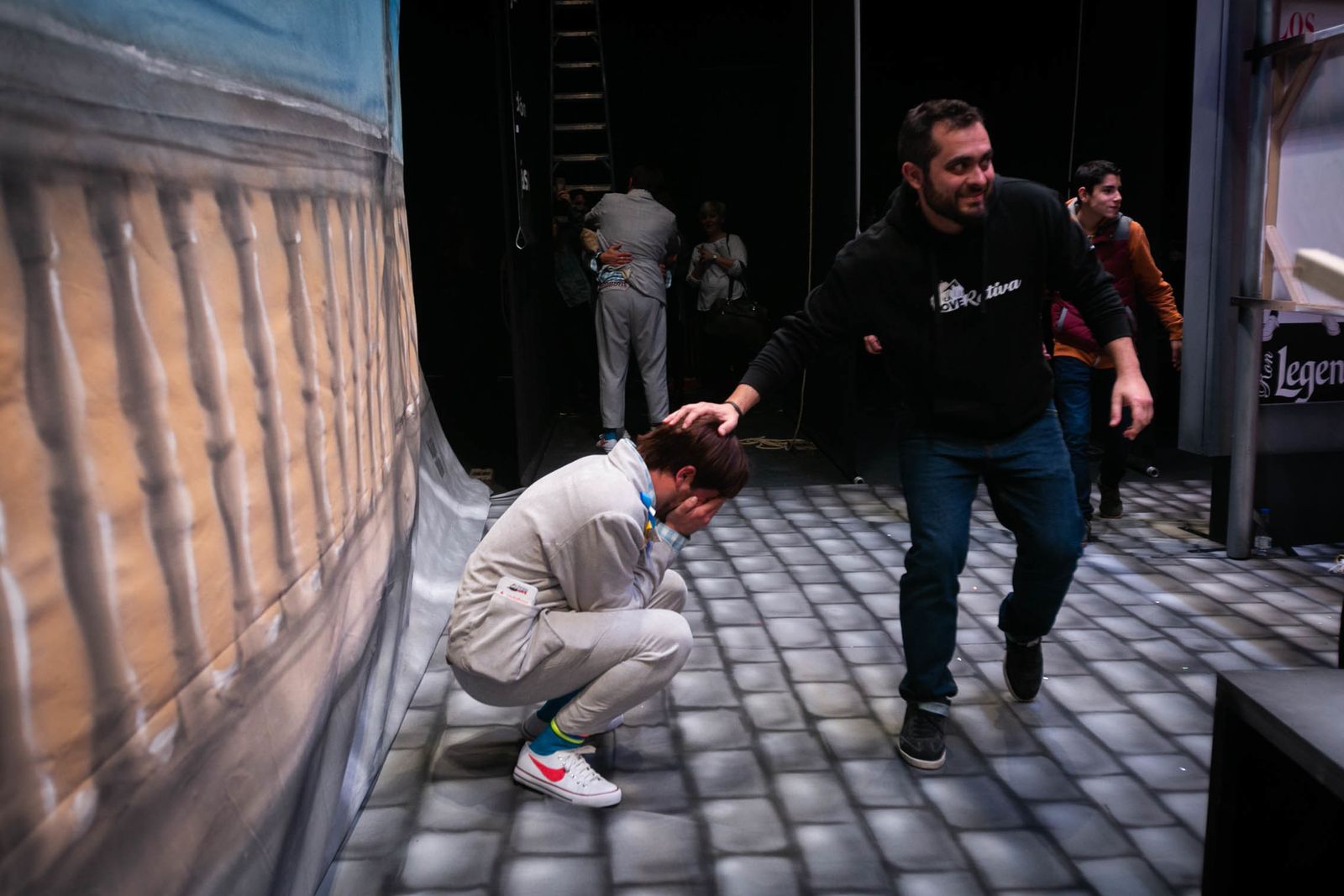 Javi García consuela a Adrián, emocionado tras la actuación.