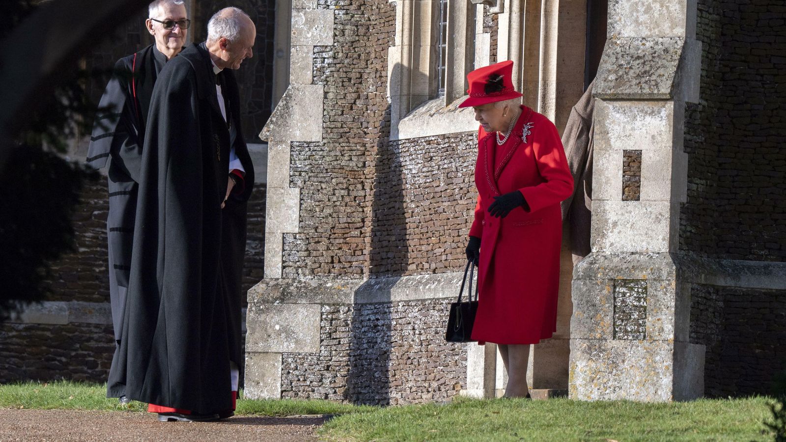 Isabel II, a su llegada al servicio religioso.
