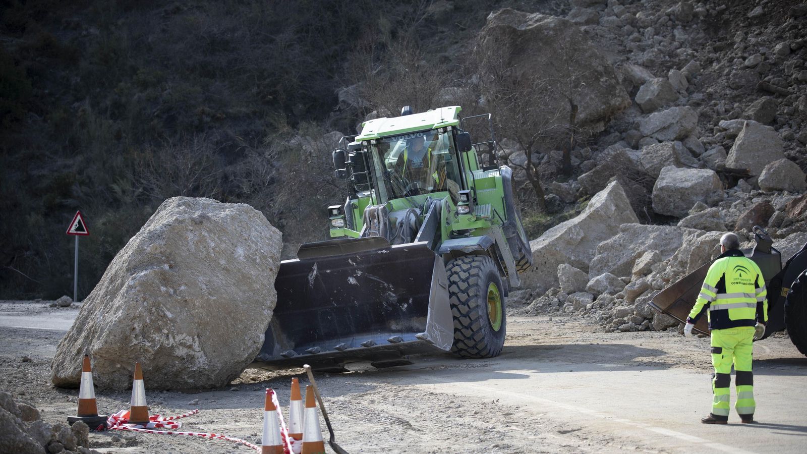 Una pala mueve la roca más grande