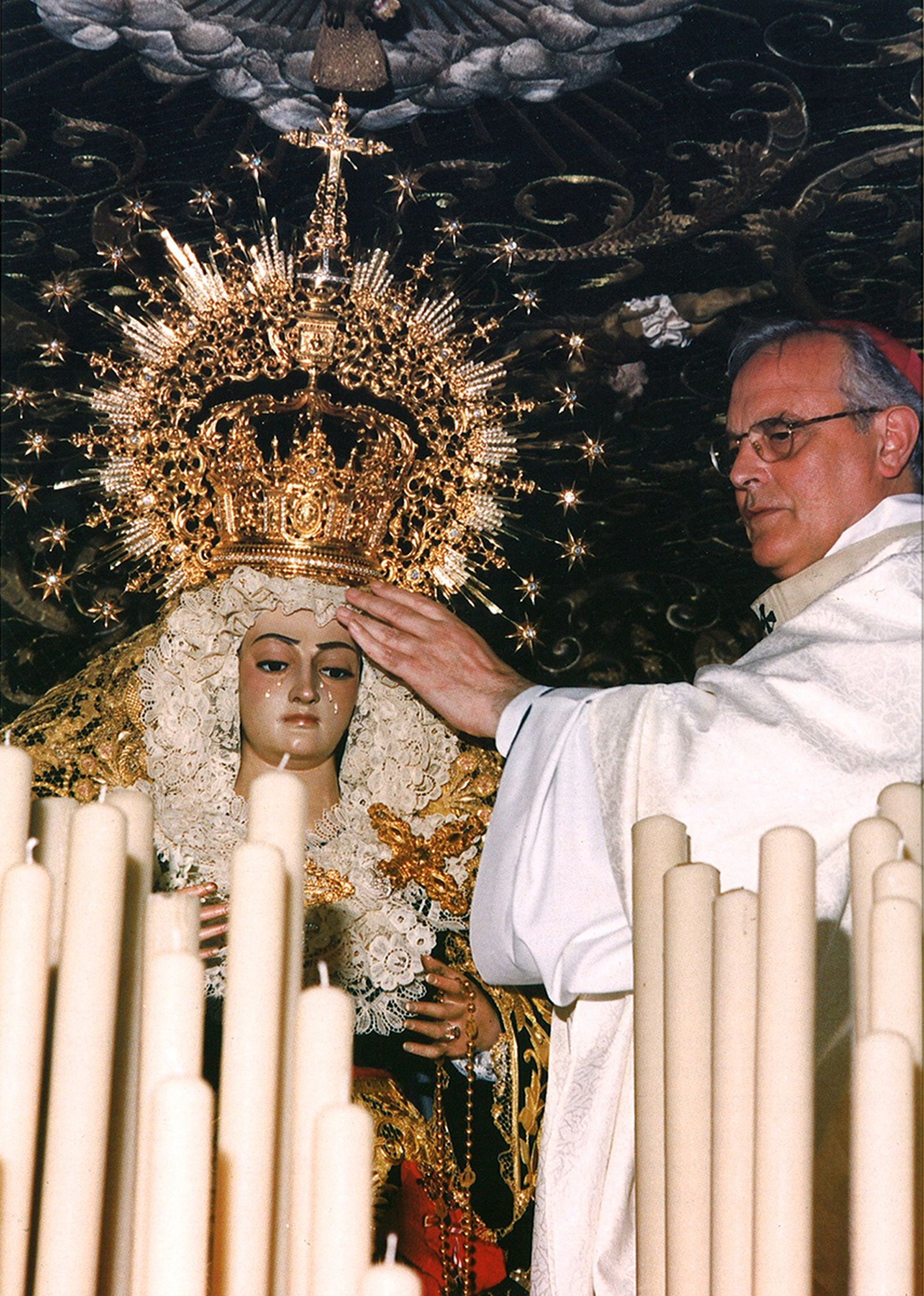 Momento en que monseñor Amigo Vallejo coronó a la Virgen de los Dolores el 15 de junio de 1996.
