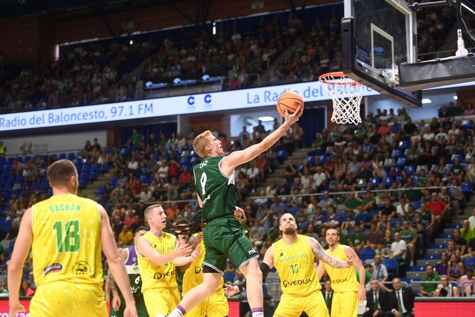 Alberto Díaz entra a canasta.