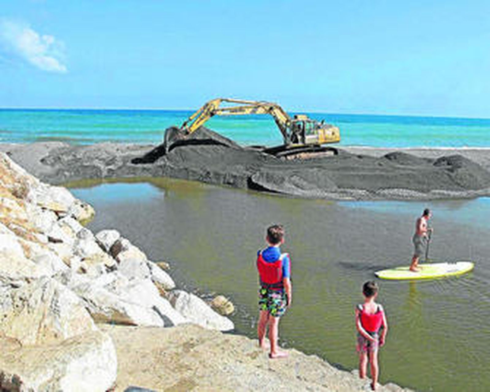 Una retroexcavadora realizaba ayer los trabajos para abrir la salida al mar del río Guadiaro.