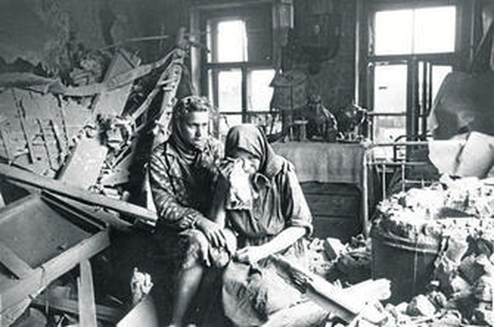 Tres de las imágenes recogidas en 'Escritos desde el sitio de Leningrado'.