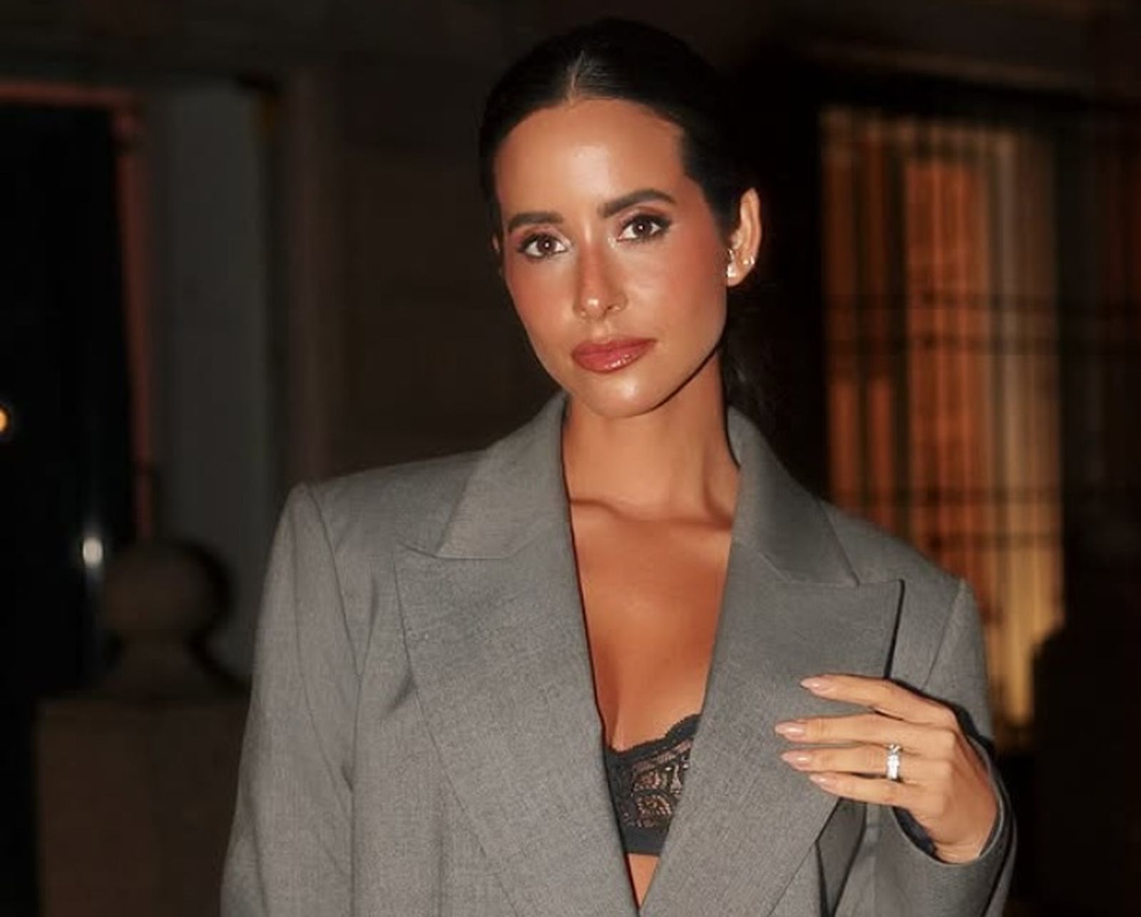 Un vestido negro te salva el look de última hora de Navidad y, además, luego podrás usarlo en infinitos estilismos.