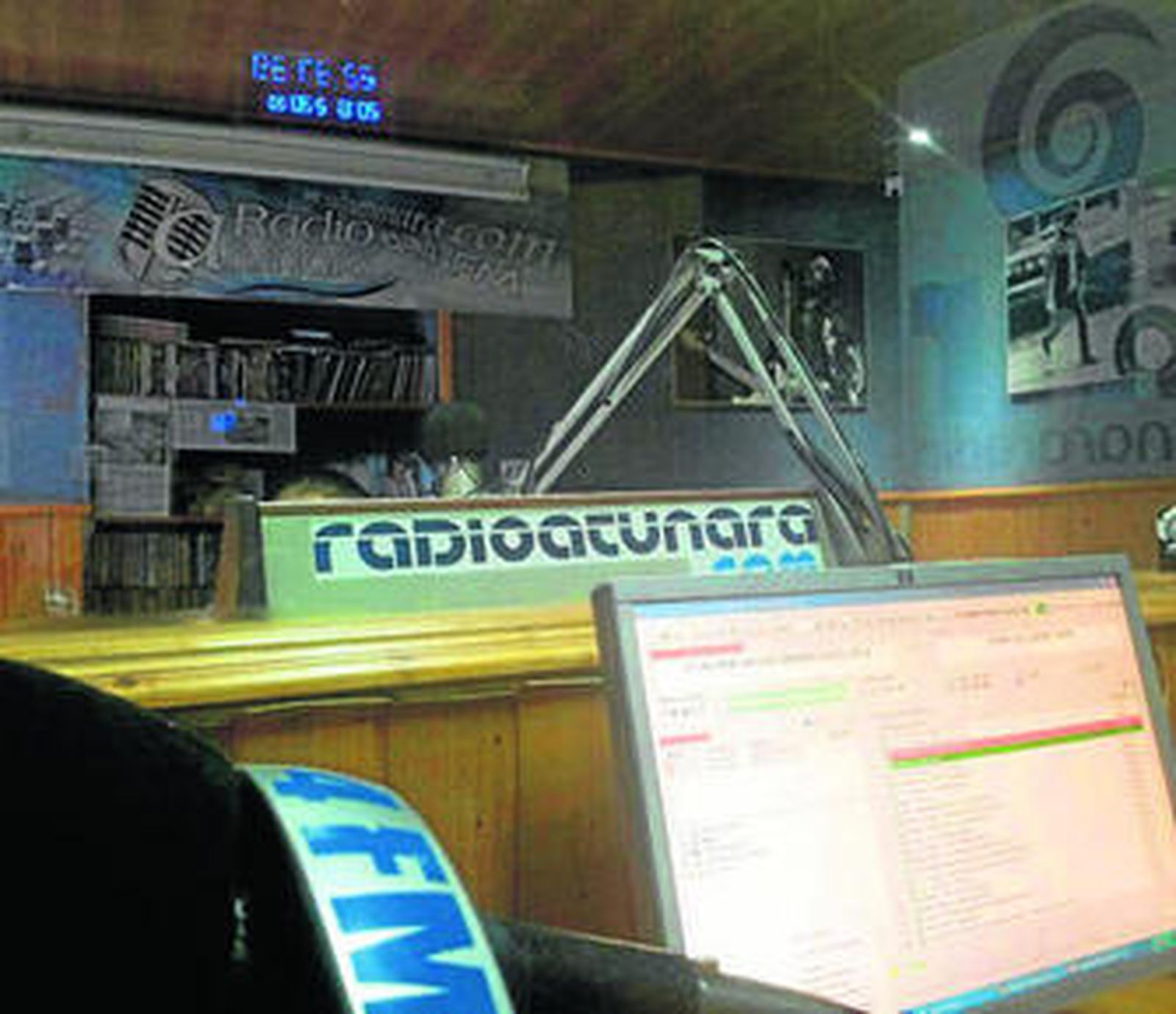 El estudio de Radio Atunara, ayer, vacío y sin actividad alguna.
