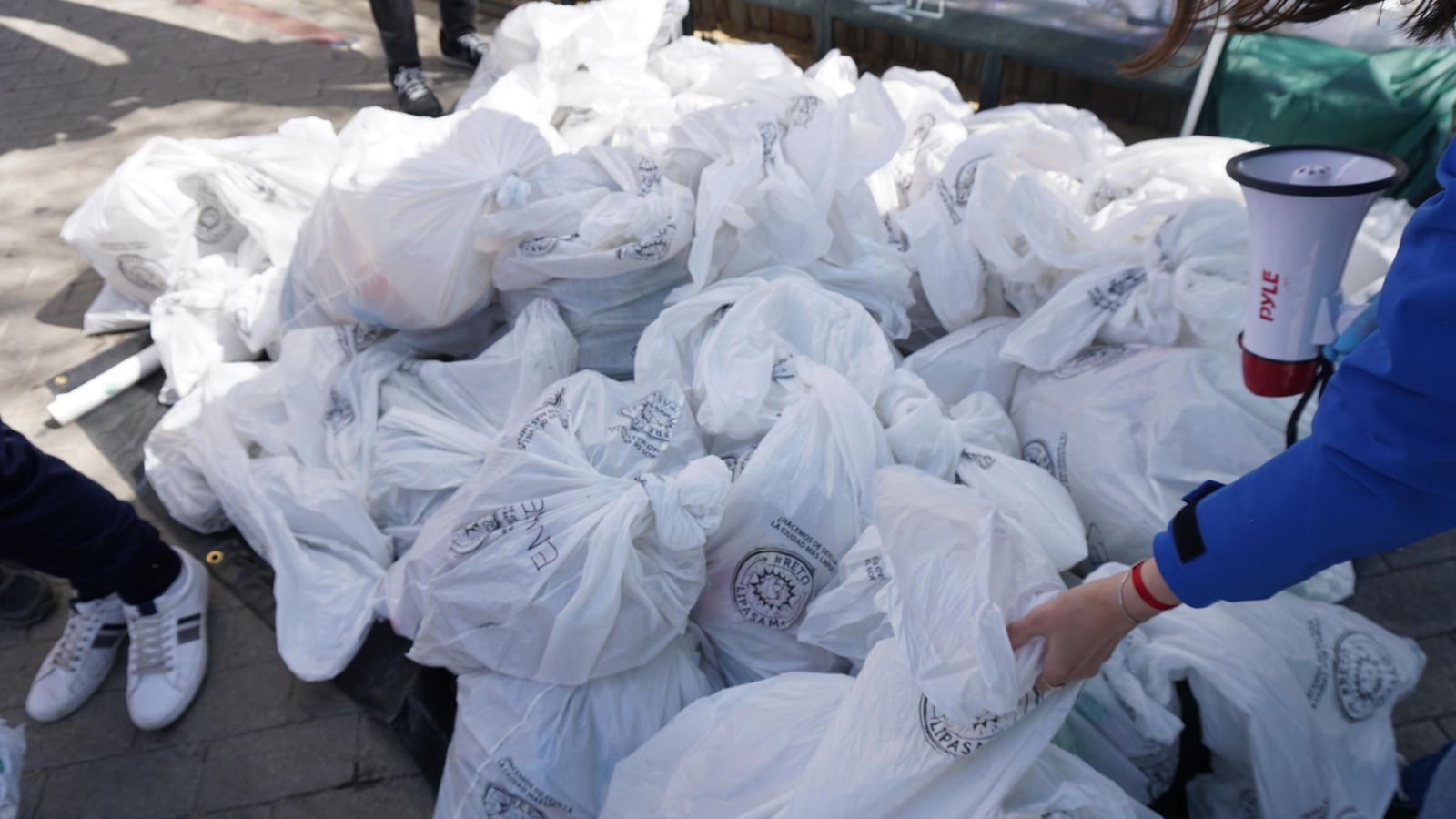 Algunas de las bolsas con basura retiradas por los voluntarios participantes en la limpieza del río.