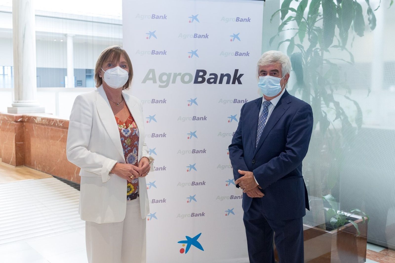 María Jesús Catalá, directora territorial en Andalucía Occidental y Extremadura de la entidad financiera, y Alberto Garrocho, presidente de Freshuelva.