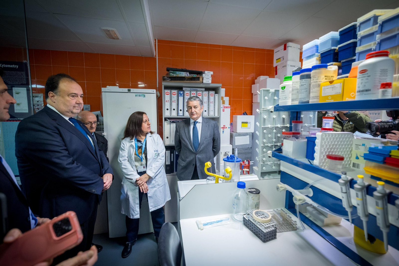 El consejero de Sanidad, Antonio Sanz, en uno de los laboratorios del INiBICA, junto a una de sus profesionales, el rector de la UCA y el alcalde.