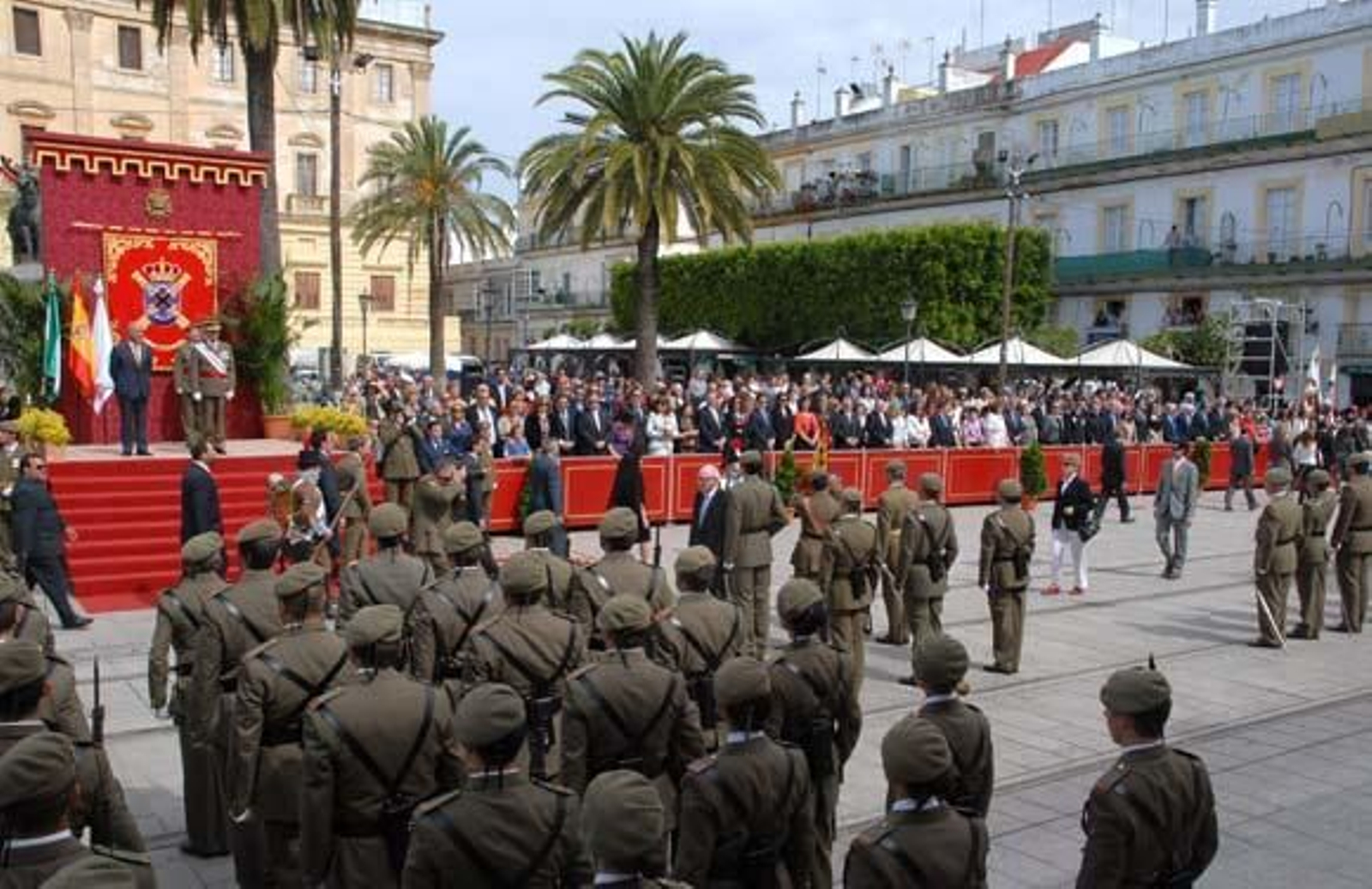 Casi 200 personas participaron en la jura de bandera civil, celebrada en la calle Real

Foto: Rioja