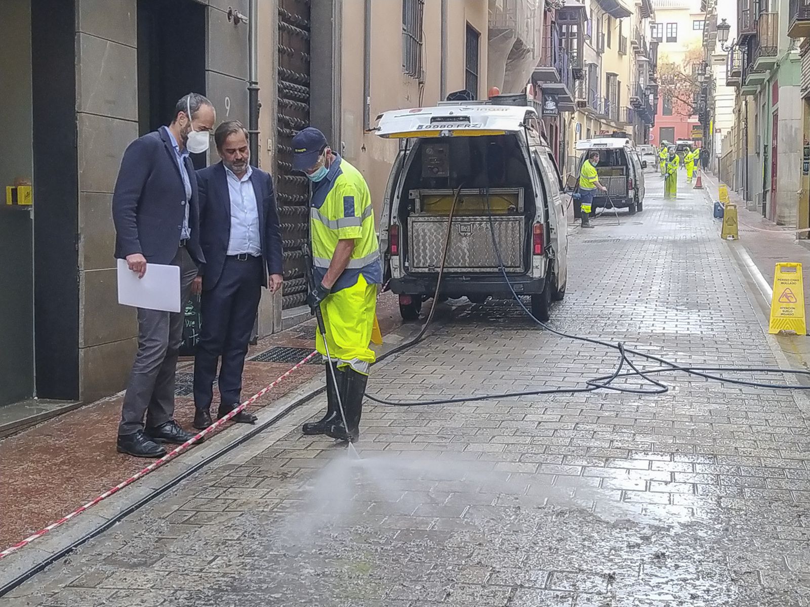 El plan especial de limpieza de Semana Santa de Granada retira 405 toneladas y más de 1.000 kilos de cera