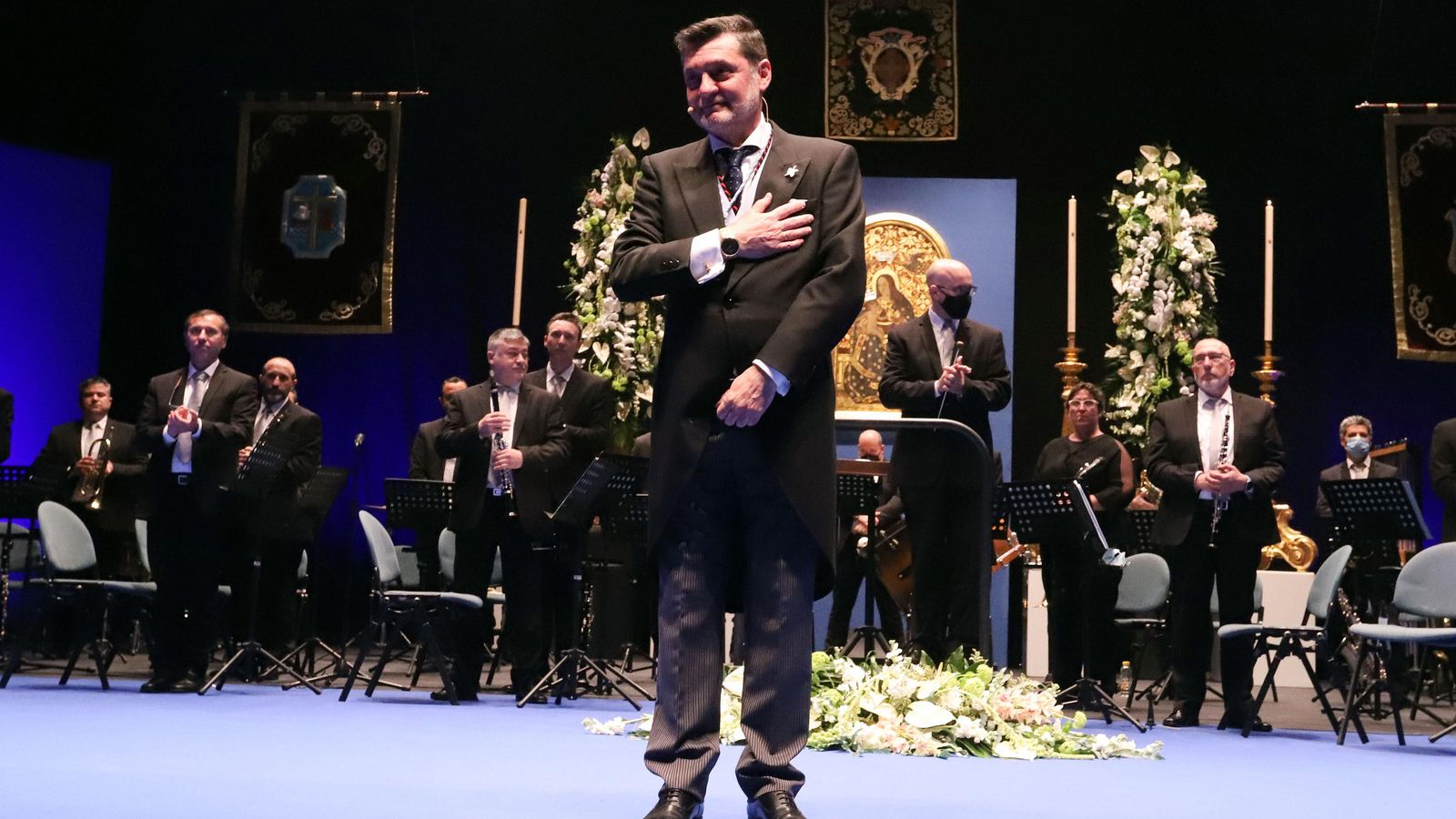 El pregonero agradece los aplausos tras pronunciar su pregón.