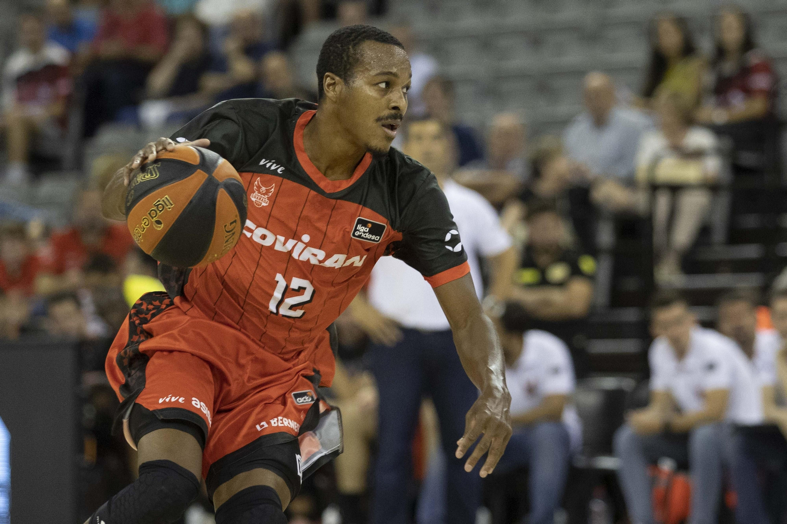 Álex Renfroe dirige una jugada de ataque.