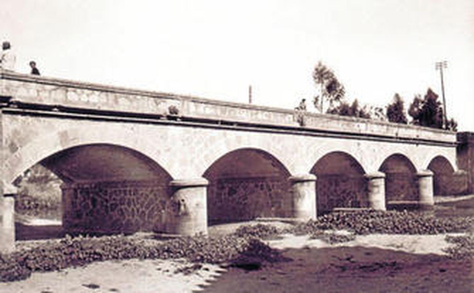 El llamado puente del Matadero construido en el año 1880, en sustitución del viejo del siglo XVIII. (Fotografía 1925).