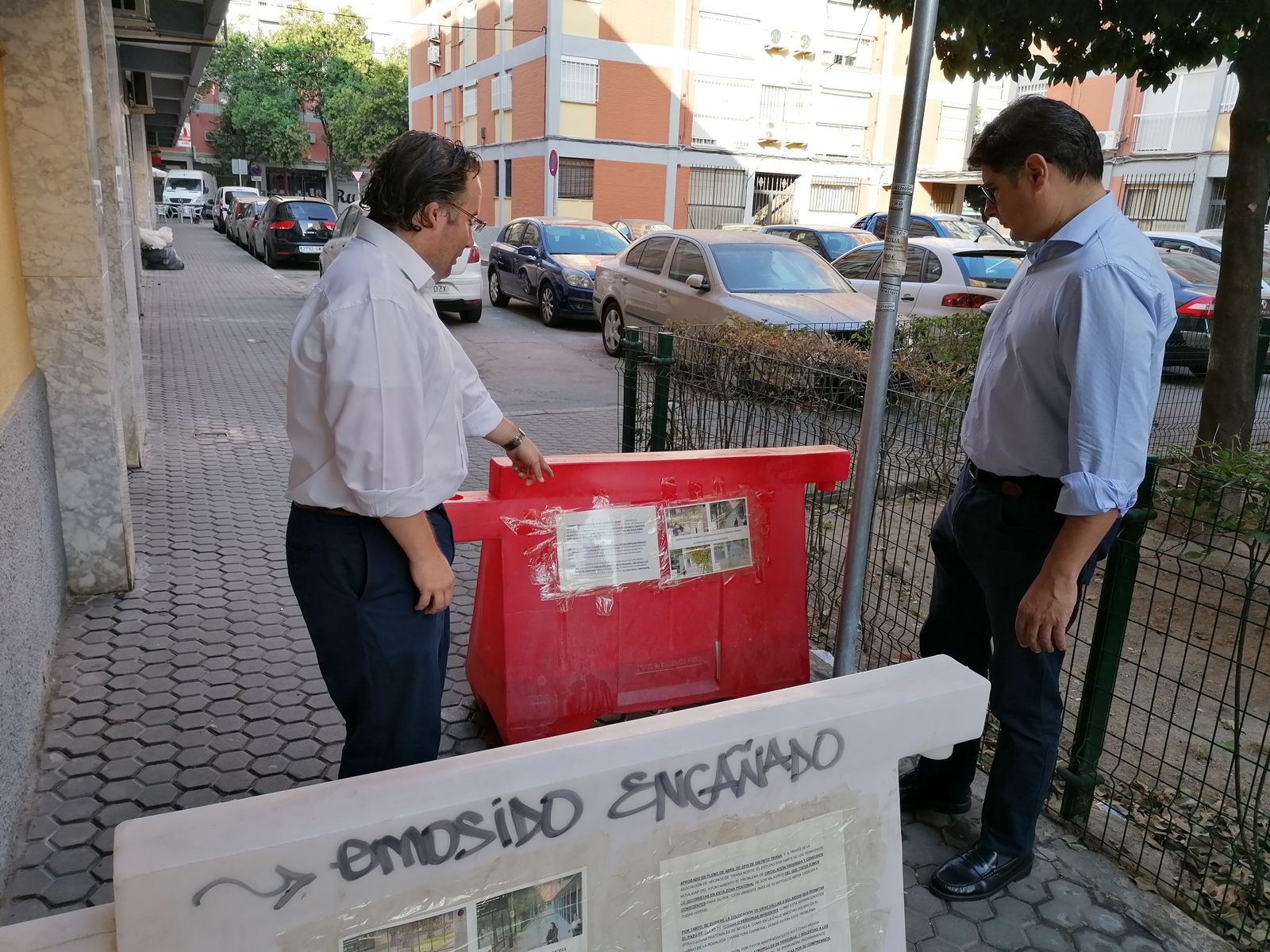 Álvaro Pimentel pasea por Santa Cecilia junto a Lorenzo López, concejal de Ciudadanos