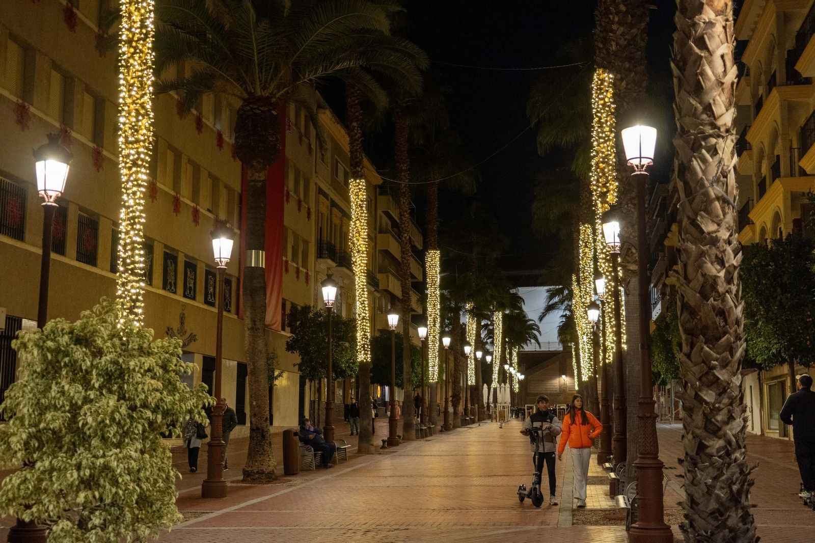 Imágenes de la ciudad de Huelva iluminada por las luces de Navidad