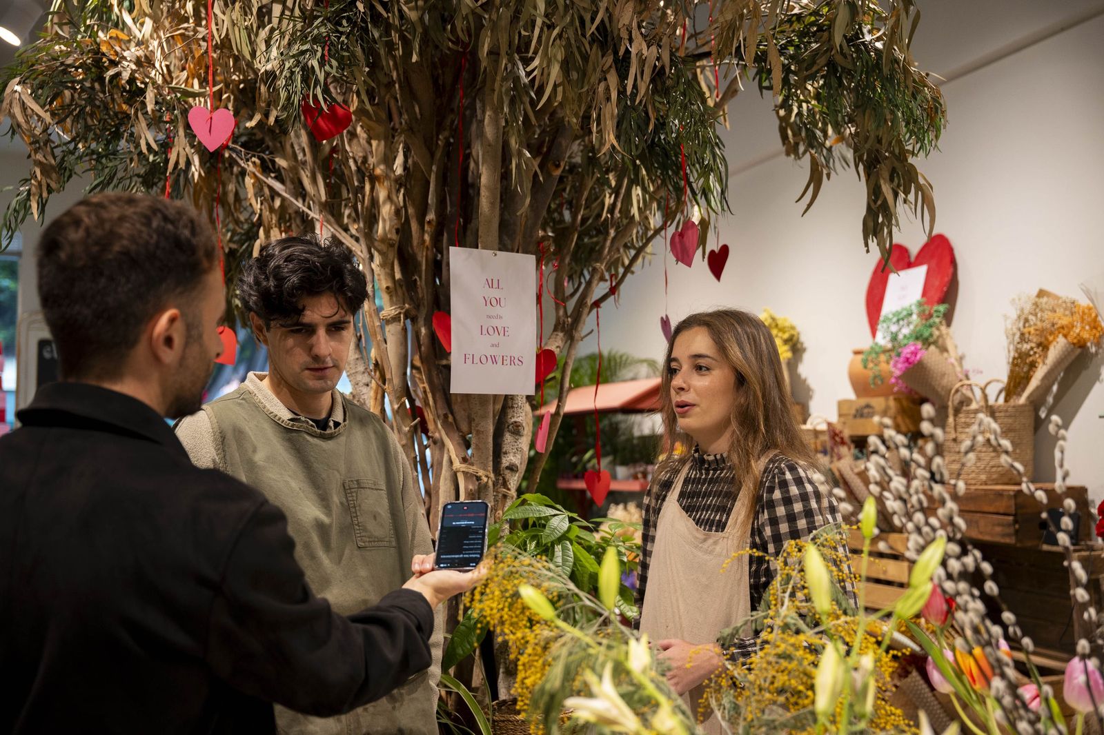 Tres comercios del centro de Almería lanzan un sorteo especial por San Valentín