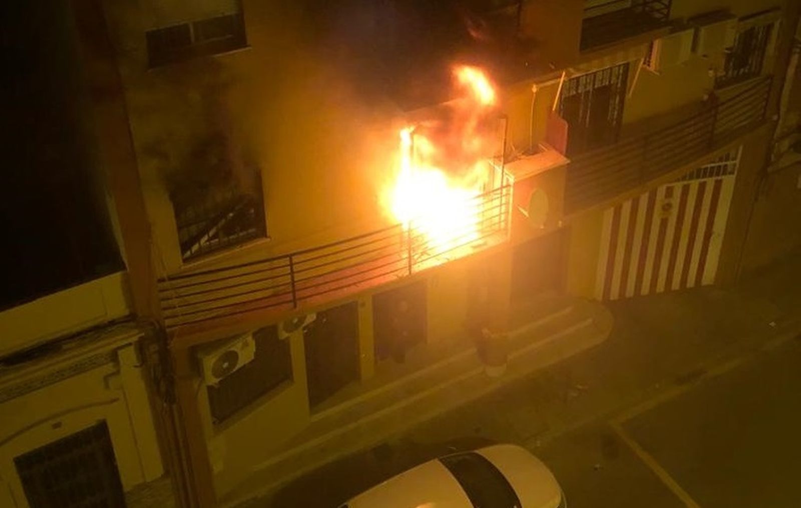 Imagen del incendio en Huelva desde el balcón de una vivienda.