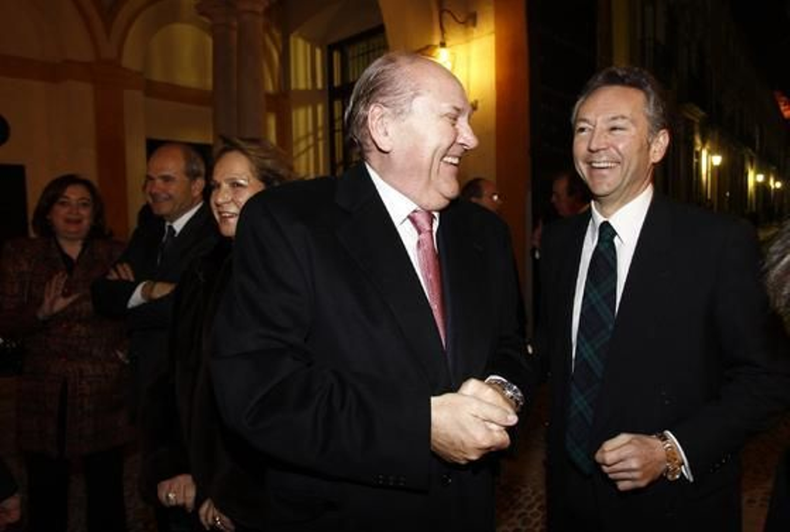 José Moya Sanabria bromea con José Joly en la entrada del Alcázar desde el Patio de Banderas, durante la recepción de los invitados. 

Foto: Antonio Pizarro / Juan Carlos Vázquez / Victoria Hidalgo / Manuel Gómez