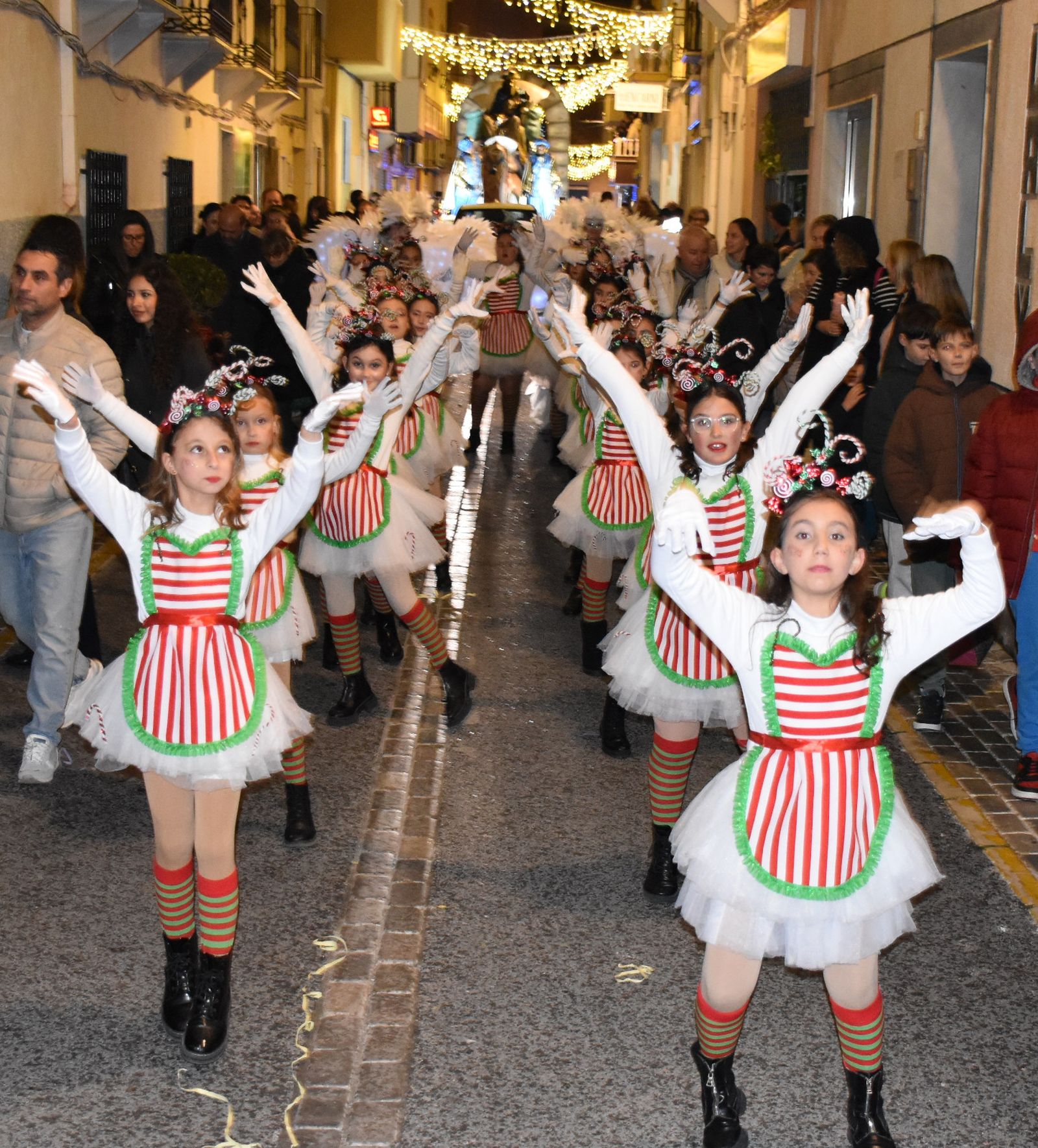 Macael desborda ilusión en la visita de los Reyes Magos: la cabalgata, en imágenes
