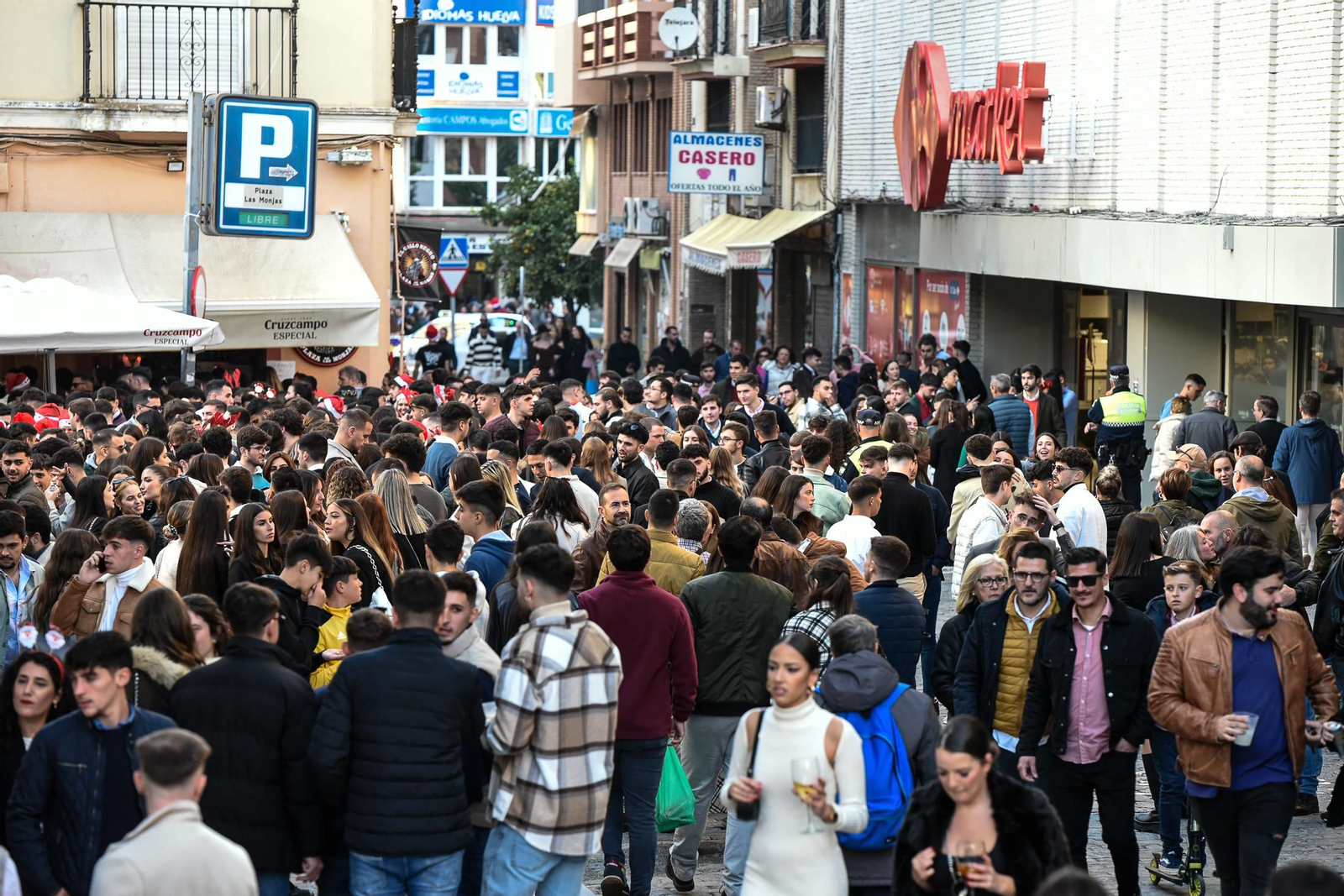 Imágenes de las celebraciones en el centro de Huelva la tarde del 24