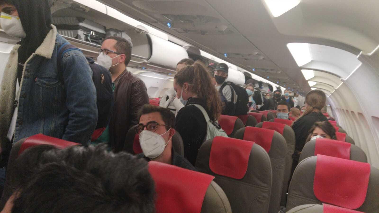 Pasajeros en el vuelo en el que viajó Cristina al aterrizar en Madrid.