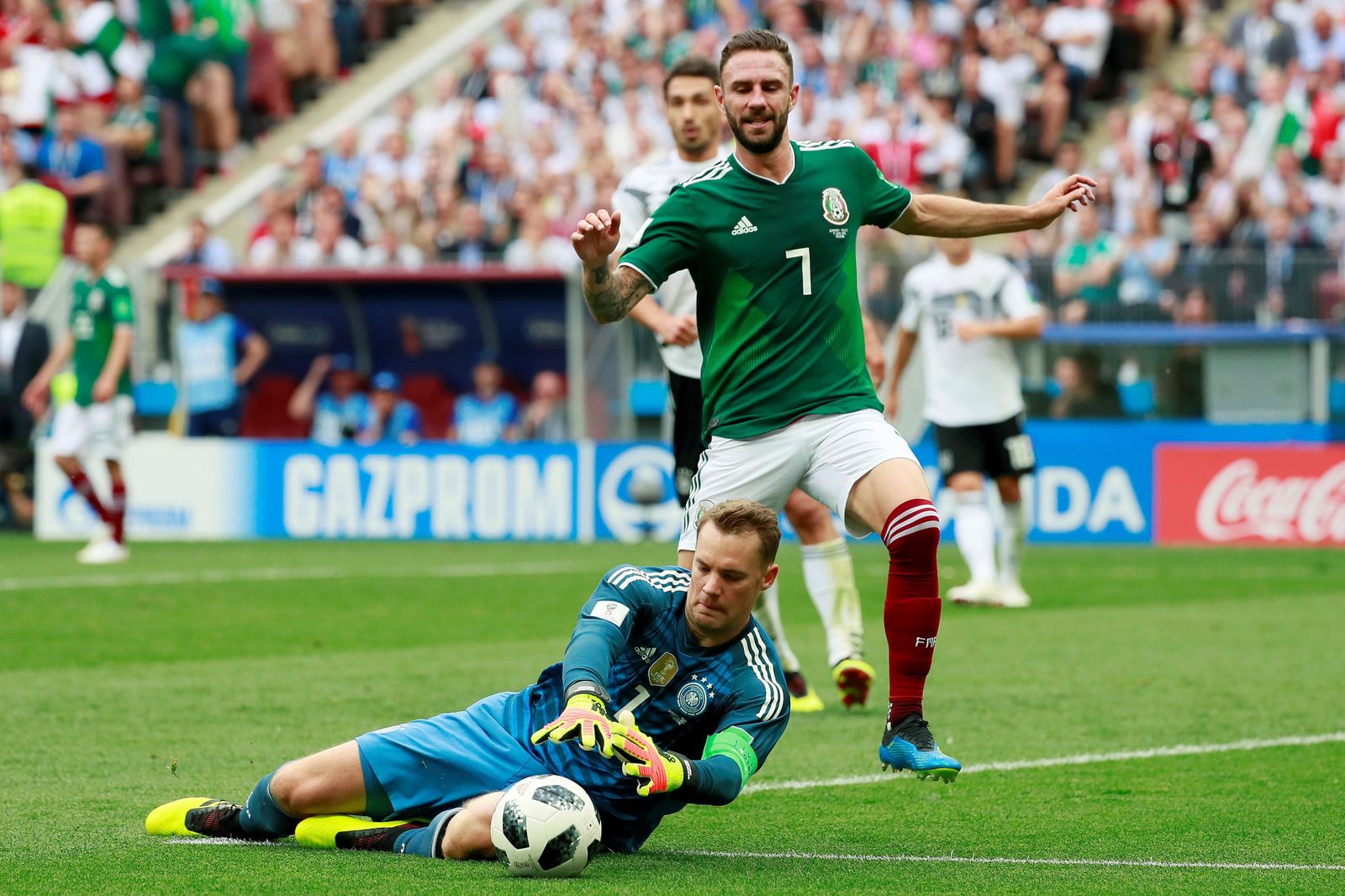 Layún presiona al meta Neuer en el Alemania-México.