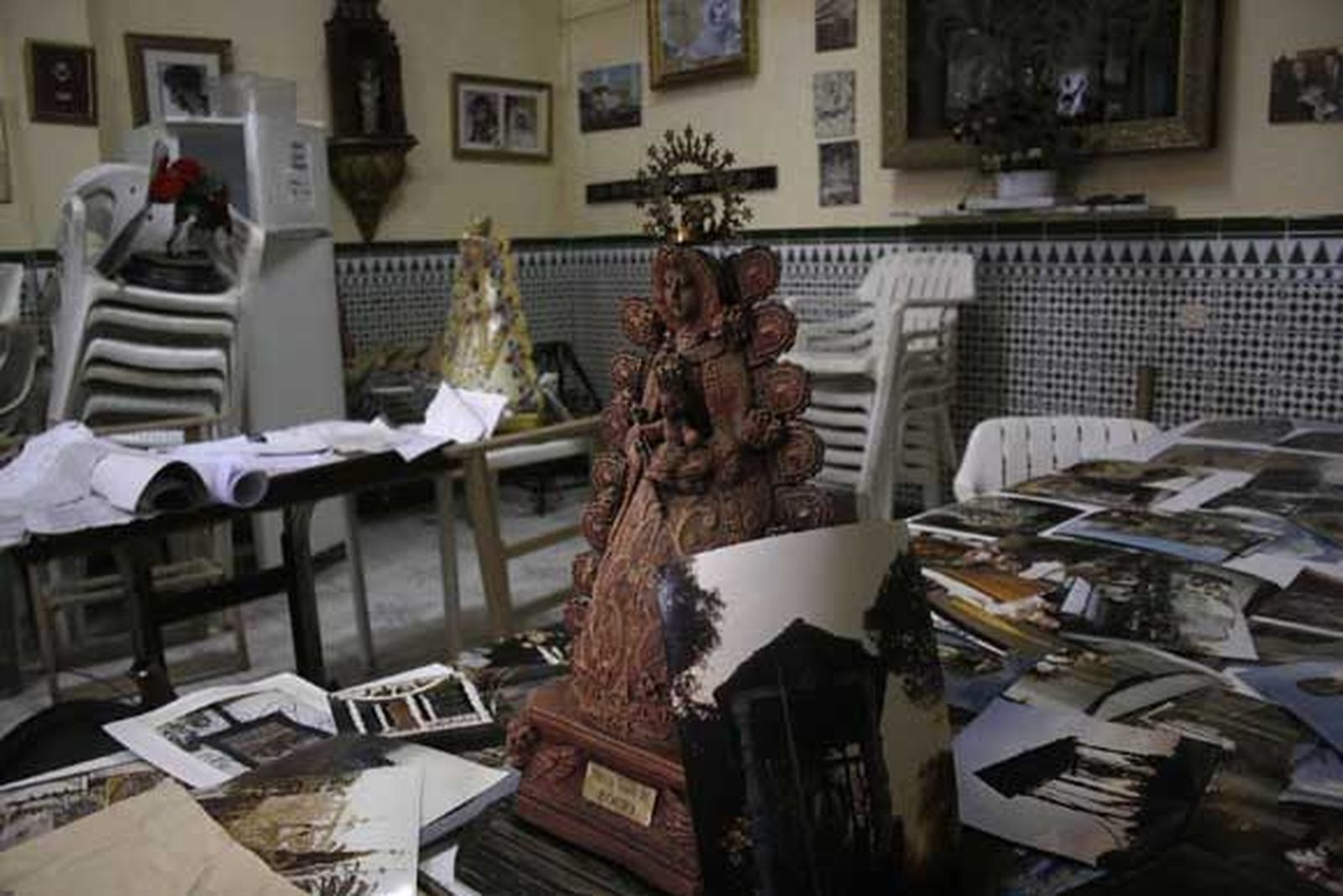 La iglesia está en la fase de recuperación y de valoración de daños. El padre Llanes explica la homilía a viva voz porque los altavoces no funcionan tras la riada./Fotos:Vanessa Pérez

Foto: Vanessa Perez
