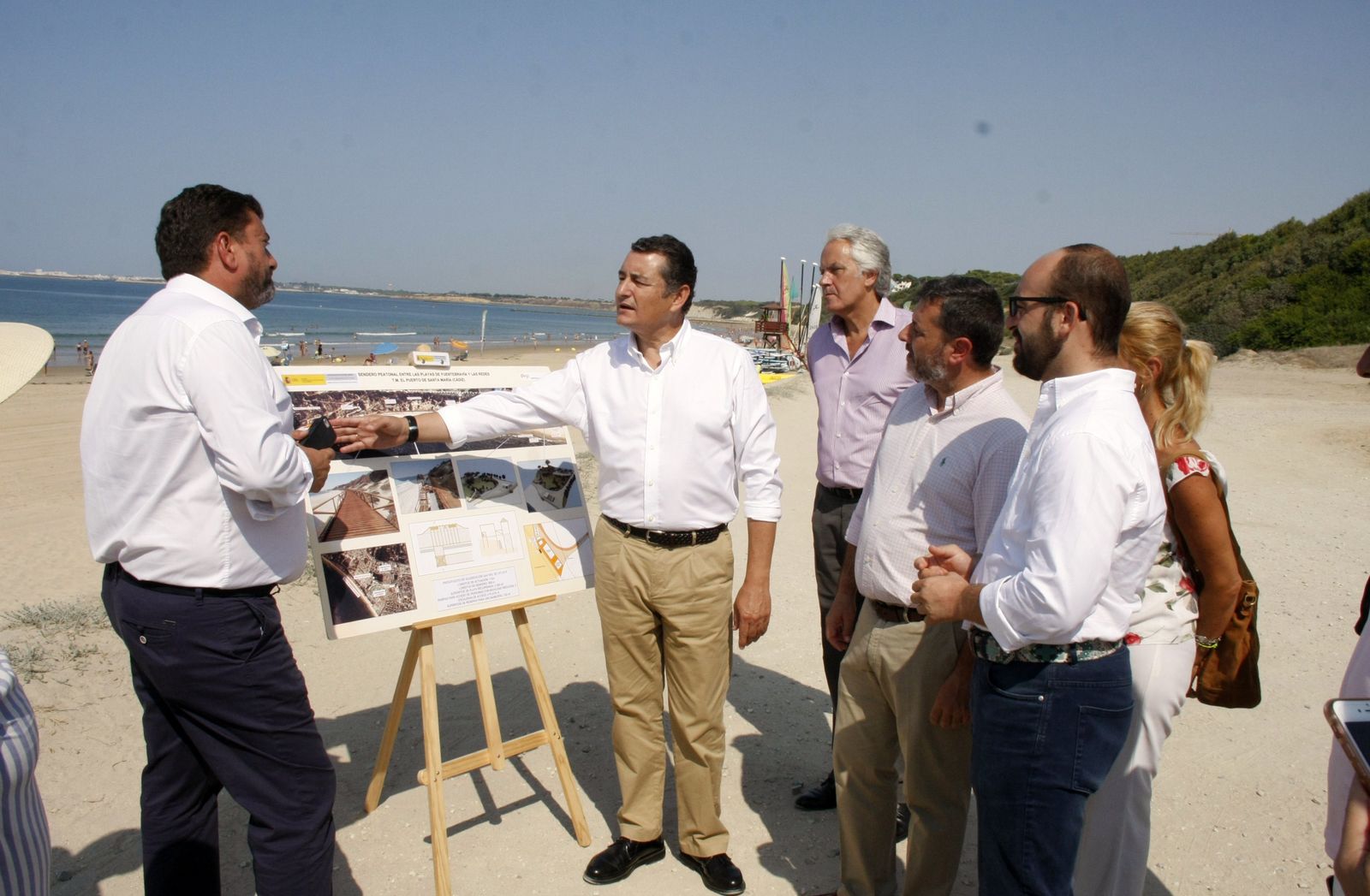 El delegado de Gobierno, Antonio Sanz, explicando las obras del nuevo sendero peatonal en la playa de Santa Catalina.