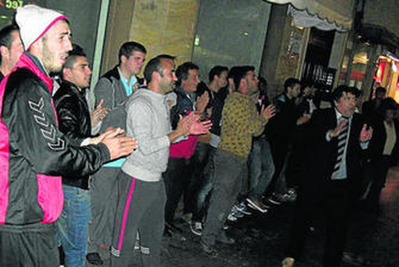 Momento de la concentración frente a la sede.