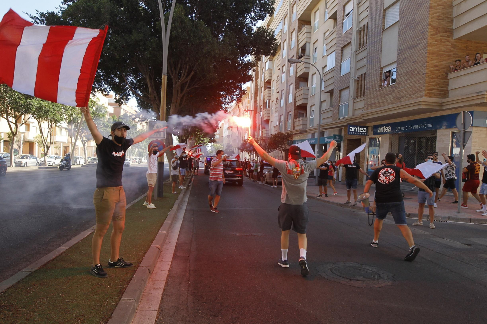 Fotogalería de la afición del Almería antes del partido ante el Girona