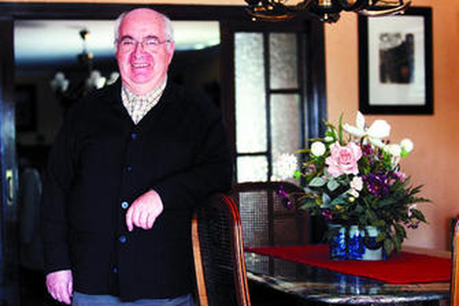 Juan Jiménez Aguilar posa en una habitación de su casa.