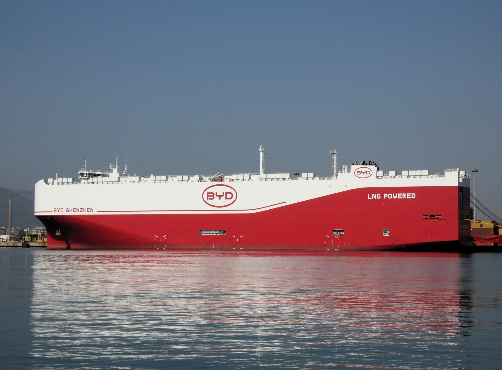 Buque cochero 'BYD Shenzhen' en su atraque en la terminal malagueña del muelle número nueve.
