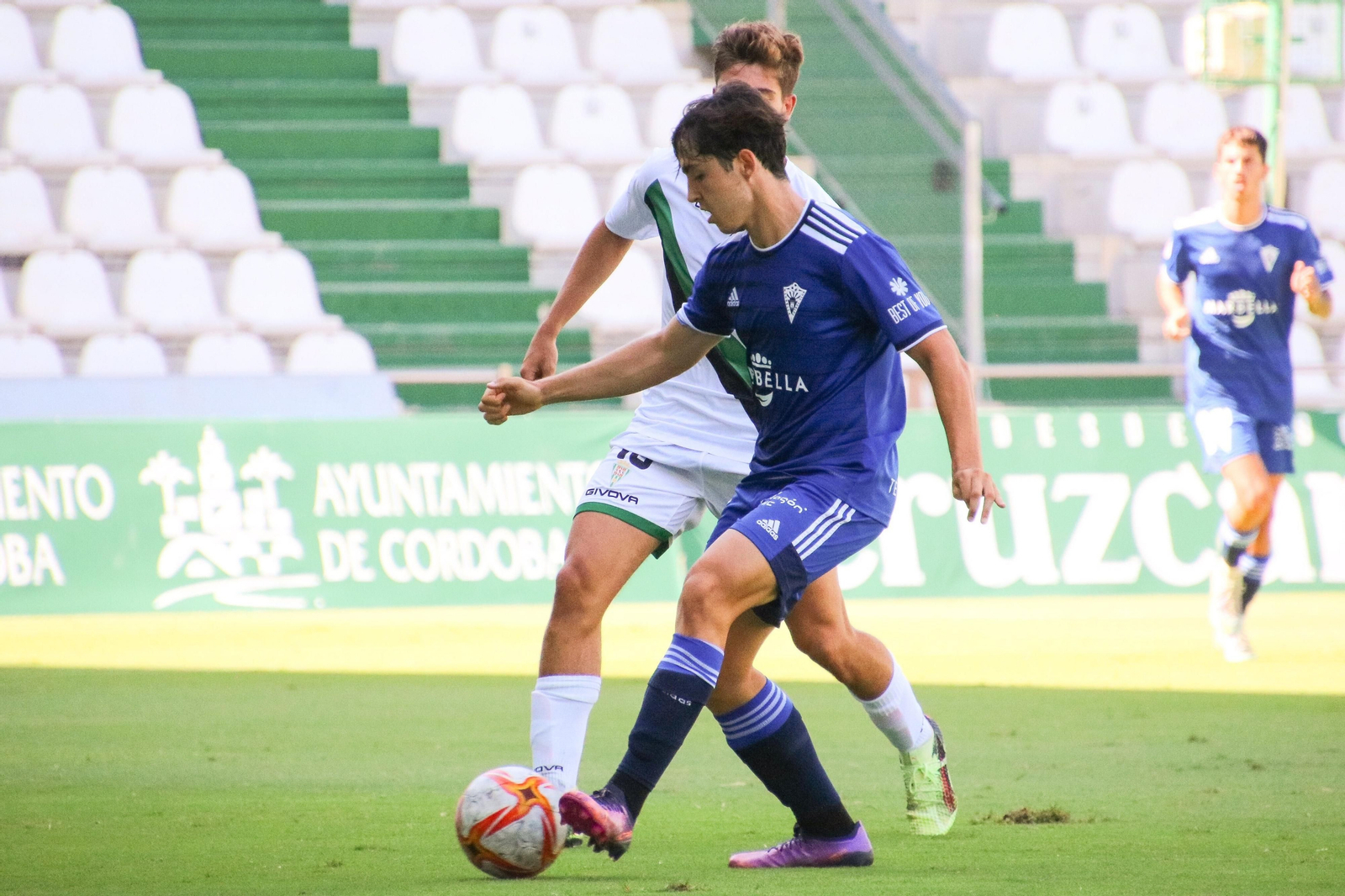 Fran Ortuño controla el esférico durante el amistoso en El Arcángel.
