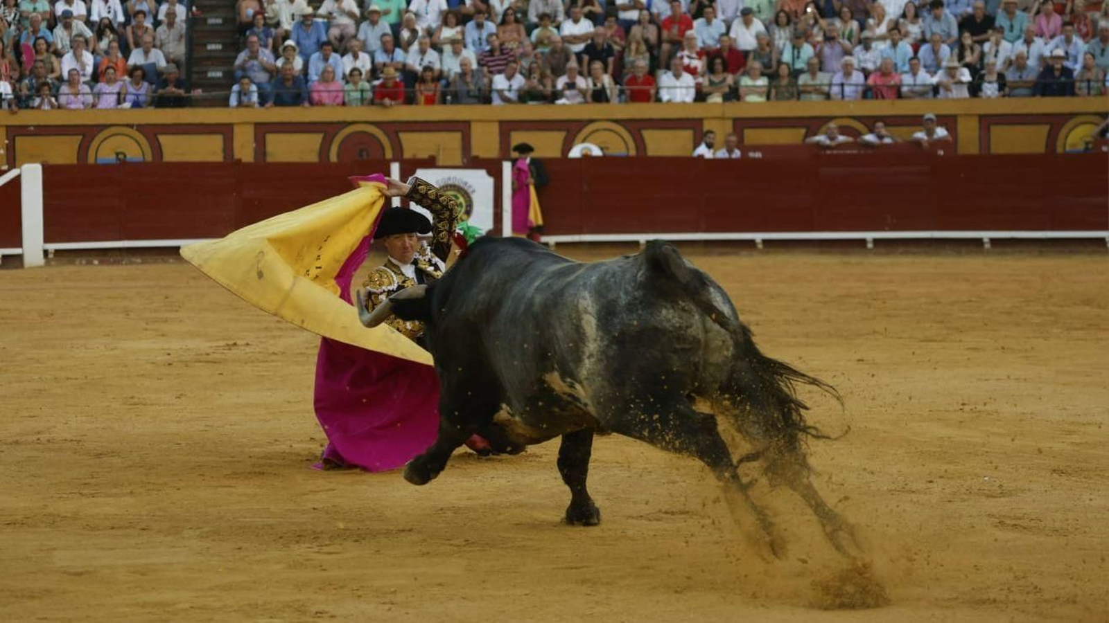 Esaú Fernández recibió a porta gayola a su primer Miura en Algeciras.