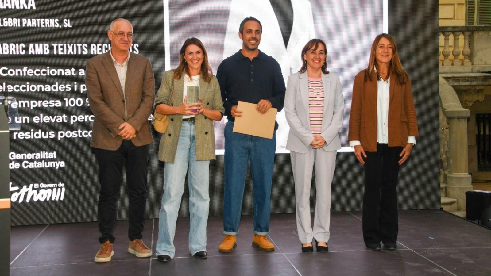 Los galardonados junto a la consejera de Territorio, Vivienda y Transición Ecológica de Cataluña, Sílvia Paneque.