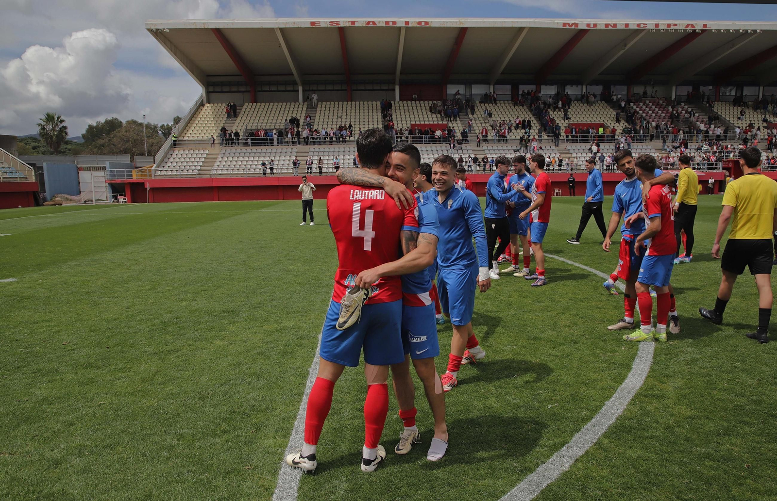 Tomás Sánchez abraza a Lautaro al final de uno de los partidos del Algeciras CF en el Nuevo Mirador
