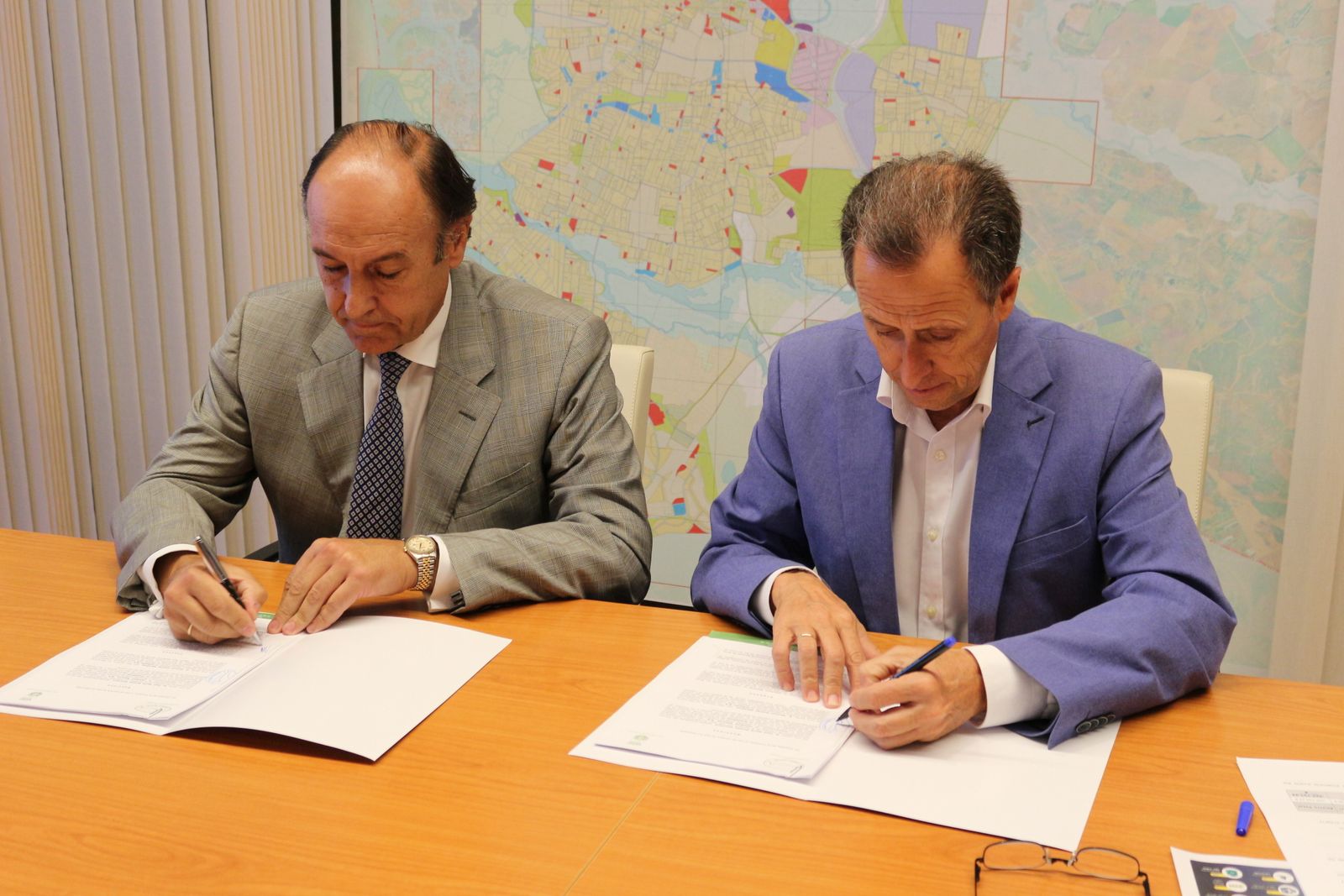 El alcalde, José María Román, y el director general de la empresa adjudicataria, Manuel Andrés, ayer durante la firma del contrato en el Ayuntamiento.
