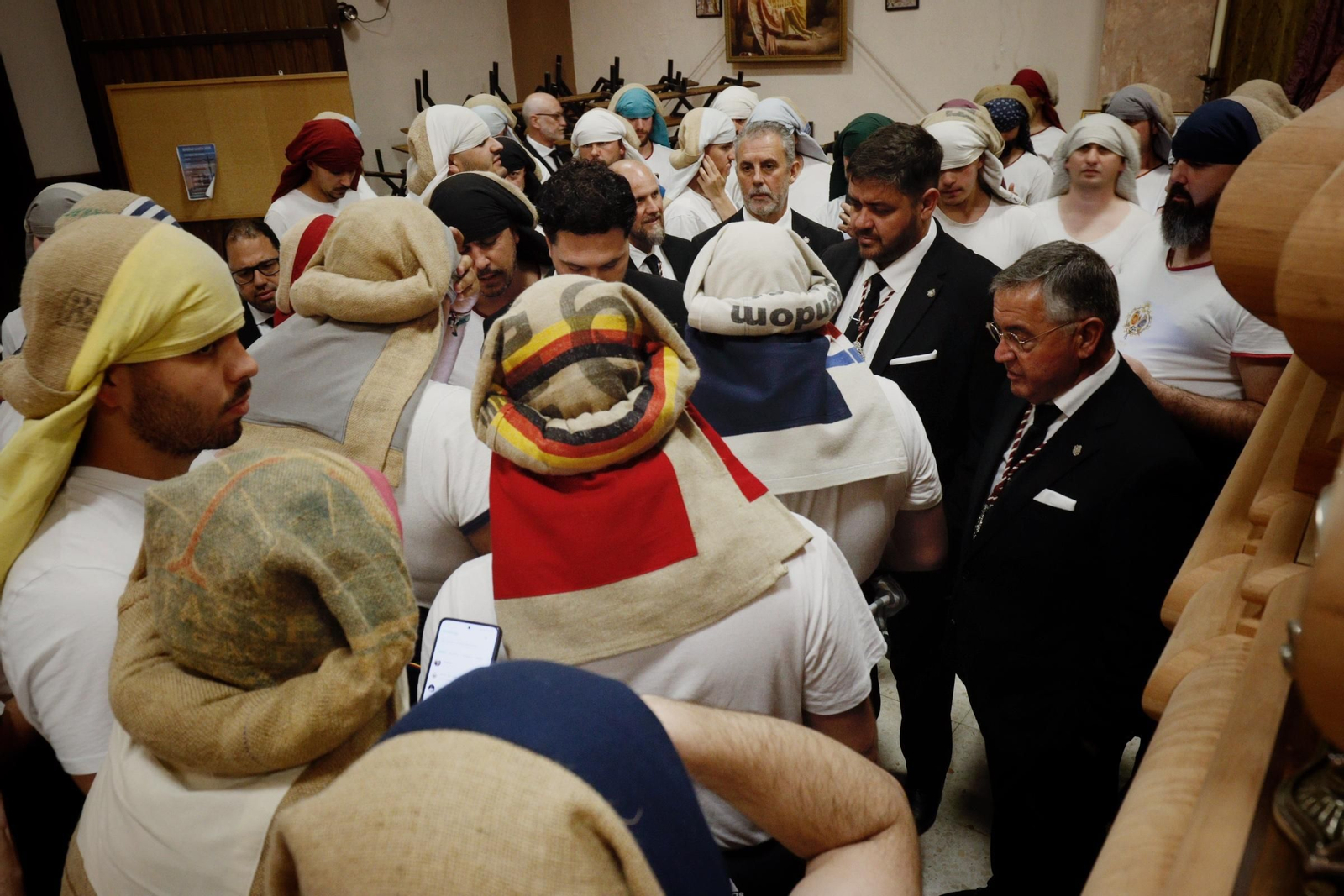 Imágenes de la salida del Amor en la Semana Santa de Chiclana 2025