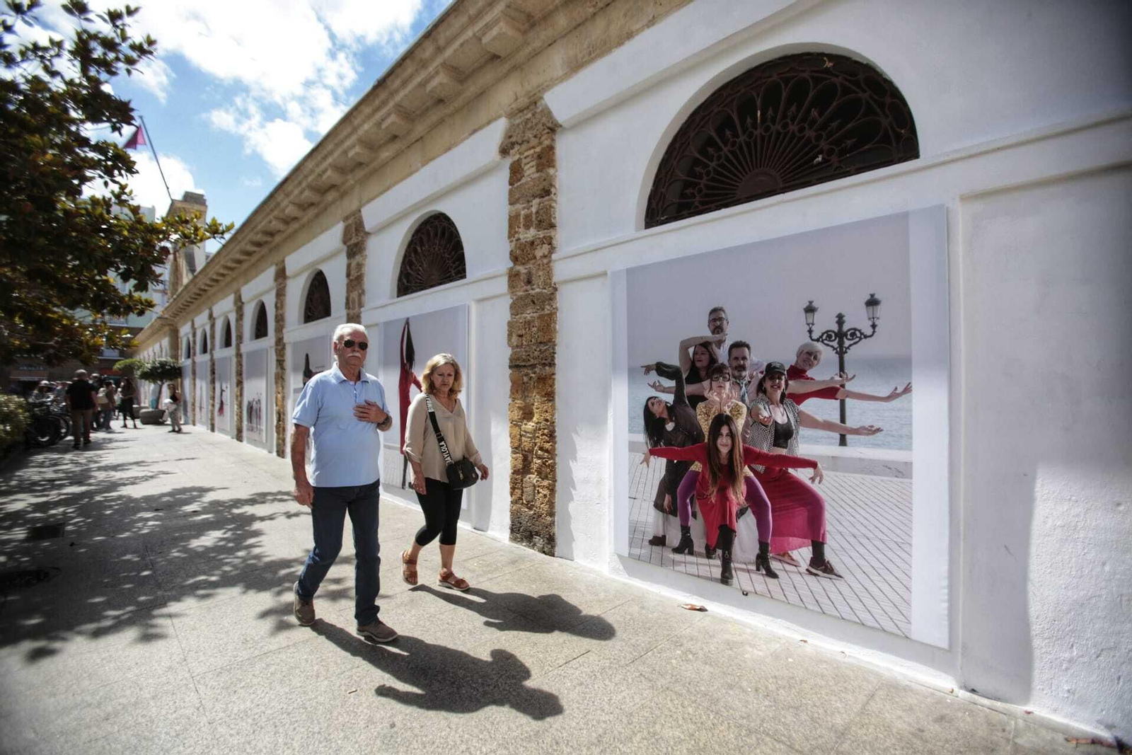 Una de las fotografías que forman parte de la exposición en el exterior del Mercado. Una de las fotografías que forman parte de la exposición en el exterior del Mercado.