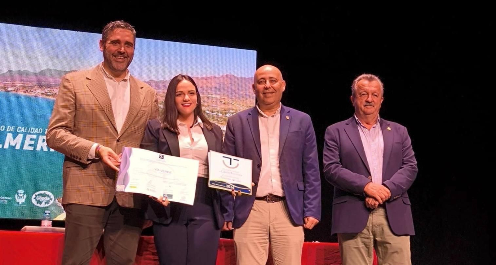 La concejala de Turismo y el alcalde de Huércal Overa recogen el distintivo