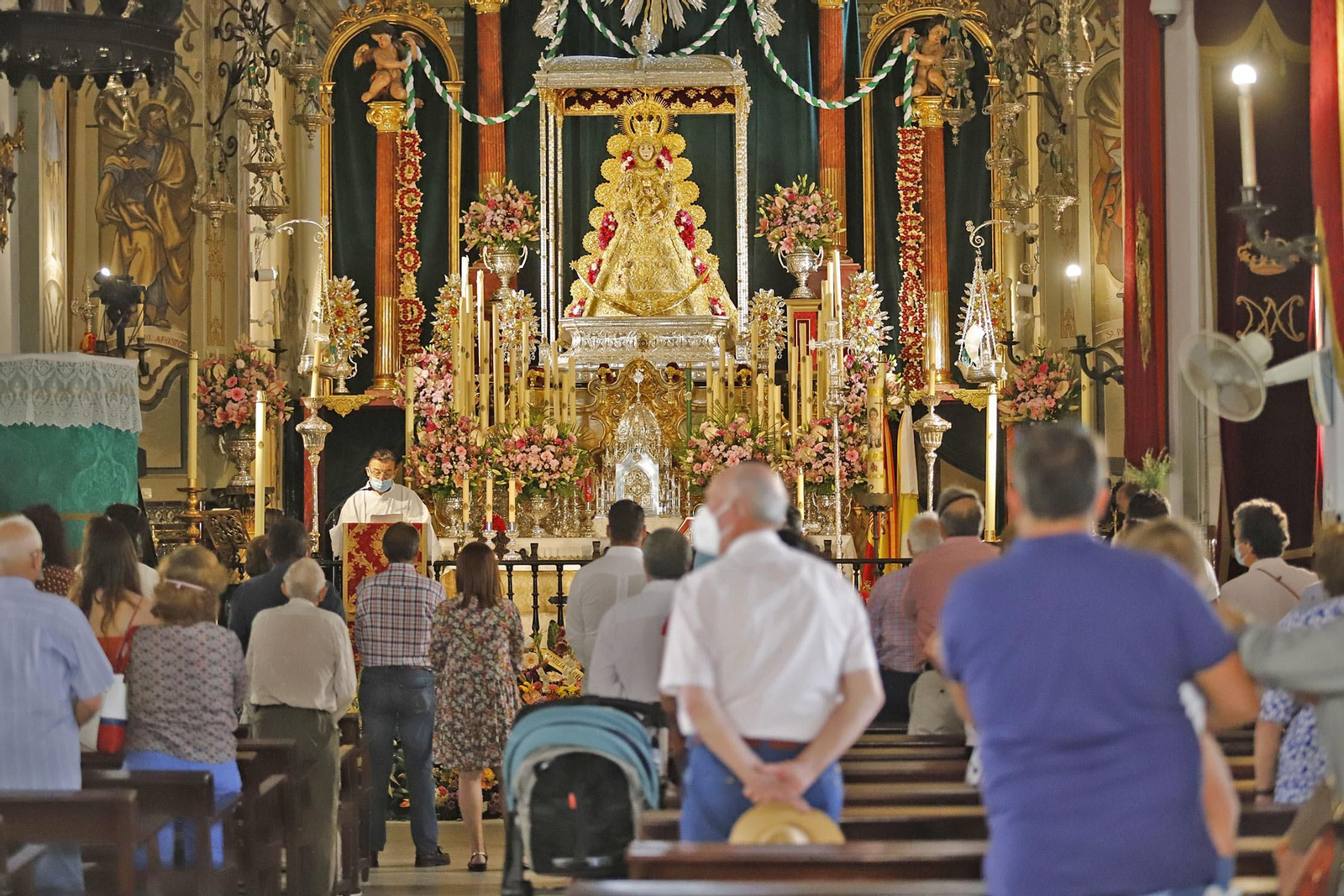 La Virgen del Rocío espera a la Hermandad de Huelva en la iglesia de Almonte.