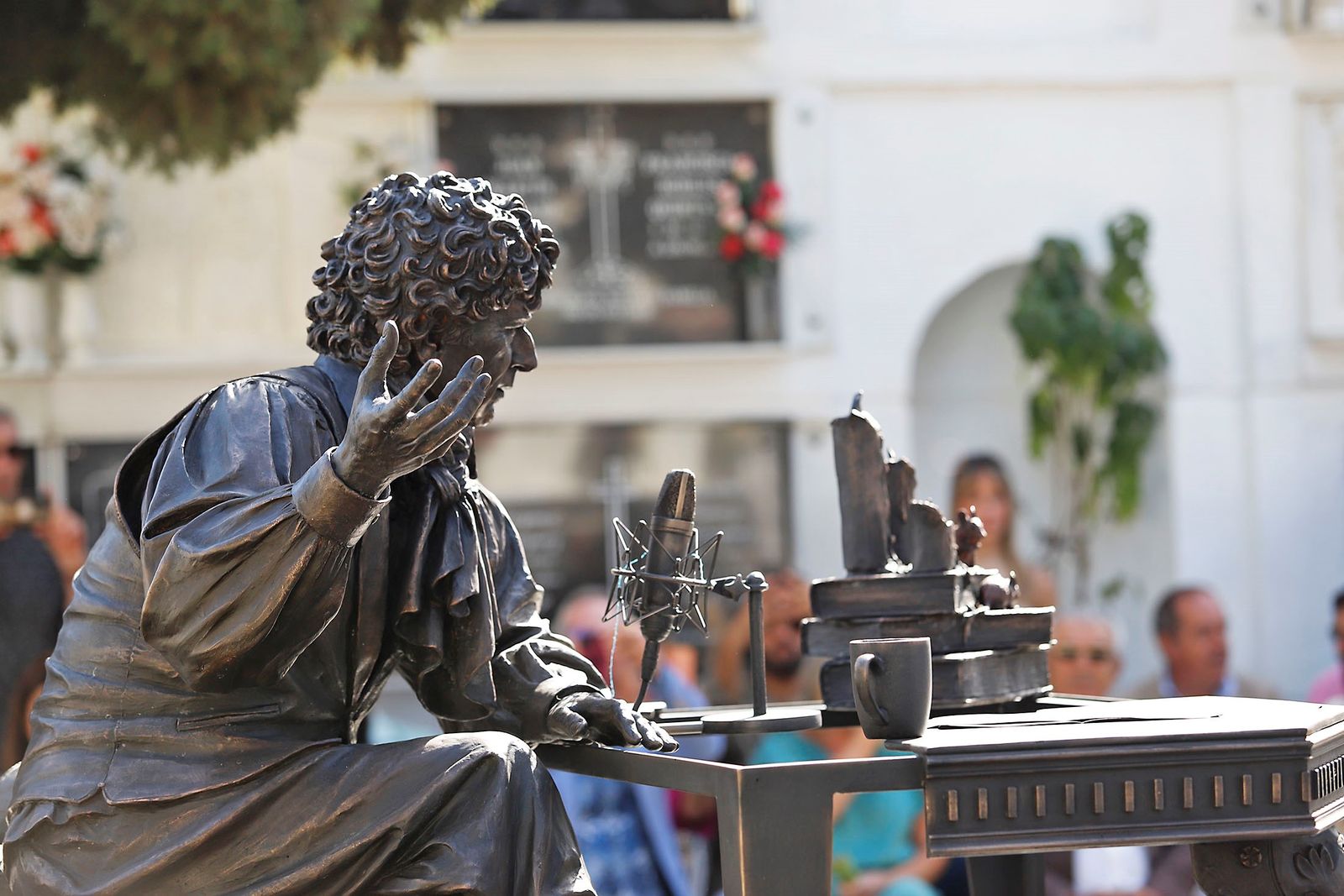 Estatua de Jesús Quintero en el cementerio de su pueblo natal