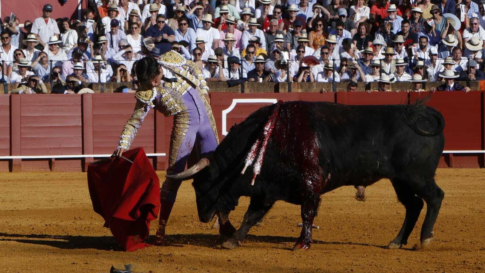 Roca Rey con la muleta en su primer toro.